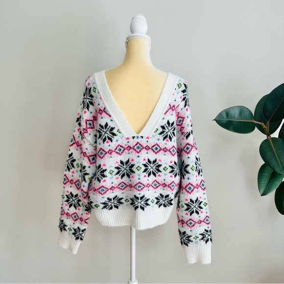 VS PINK Reversible Snowflake Fair Isle V-Neck Sweater - Picture 4 of 7